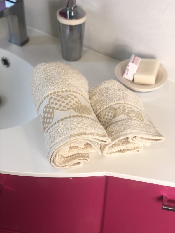 2 Salviette e 2 Ospiti, asciugamani in spugna 100% Cuoricini Beige made in Italy