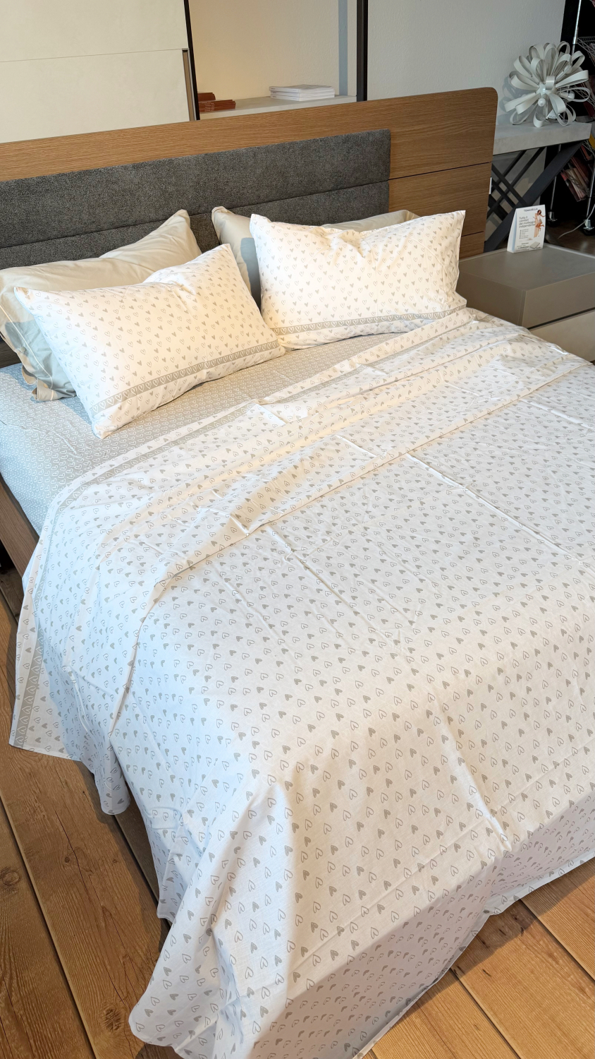 Completo Lenzuola per letto 100% puro Cotone matrimoniale CUORICINI Beige Completo Lenzuola per letto 100% puro Cotone matrimoniale CUORICINI Beige